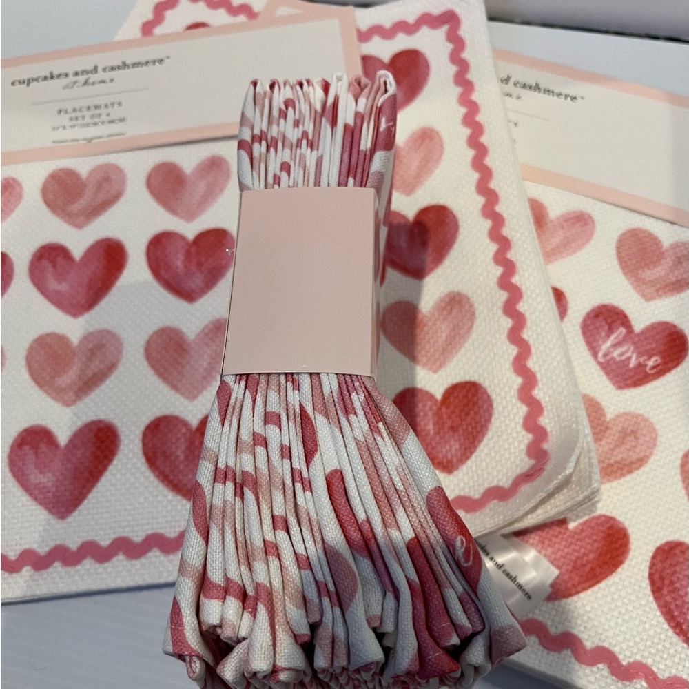 ❤️❤️Super Cute Cupcakes and Cashmere Hearts Placemats (8) and Napkins (8)- NWT - Picture 4 of 4